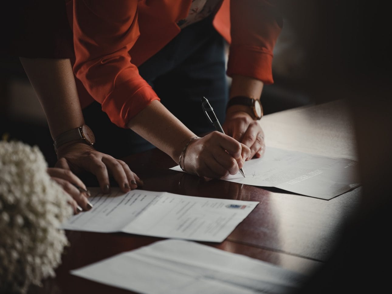 couple signant l'acte notarié de l'achat de leur premier bien immobilier